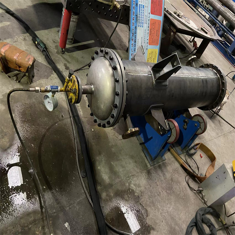 鈦復(fù)合換熱器水壓檢測(cè)