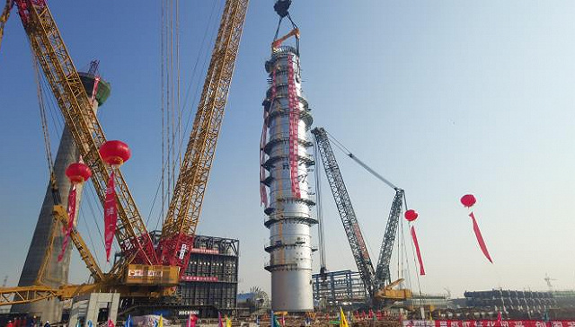 全球最大鈦-鋼復(fù)合板高壓精餾塔成功吊裝