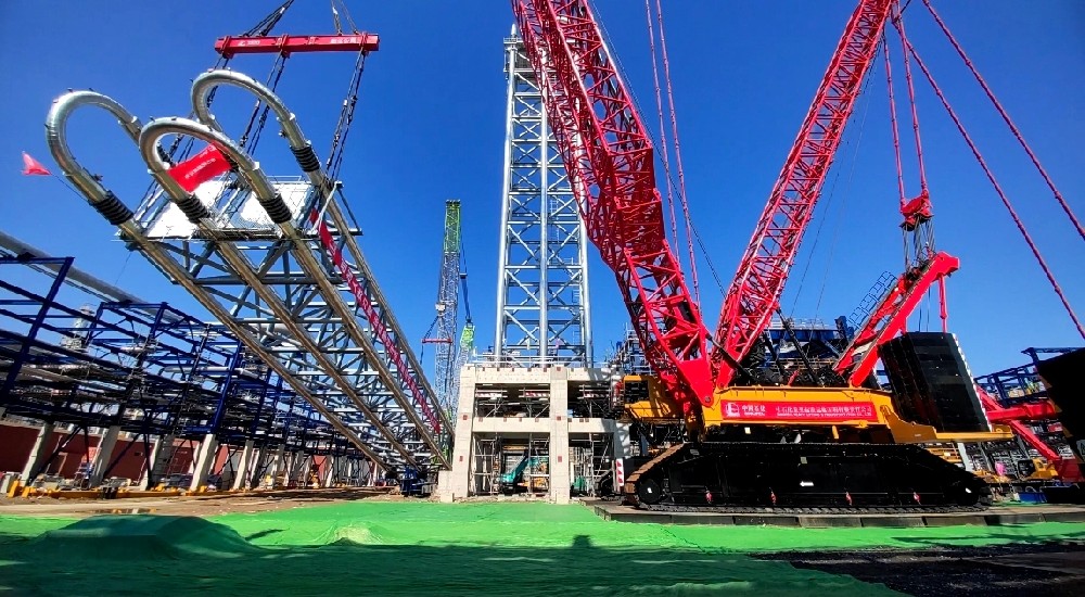 世界單套最大環(huán)管反應(yīng)器吊裝成功