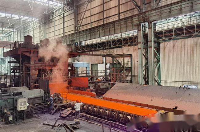 寬幅鈦合金板熱軋生產(chǎn)現(xiàn)場(chǎng)